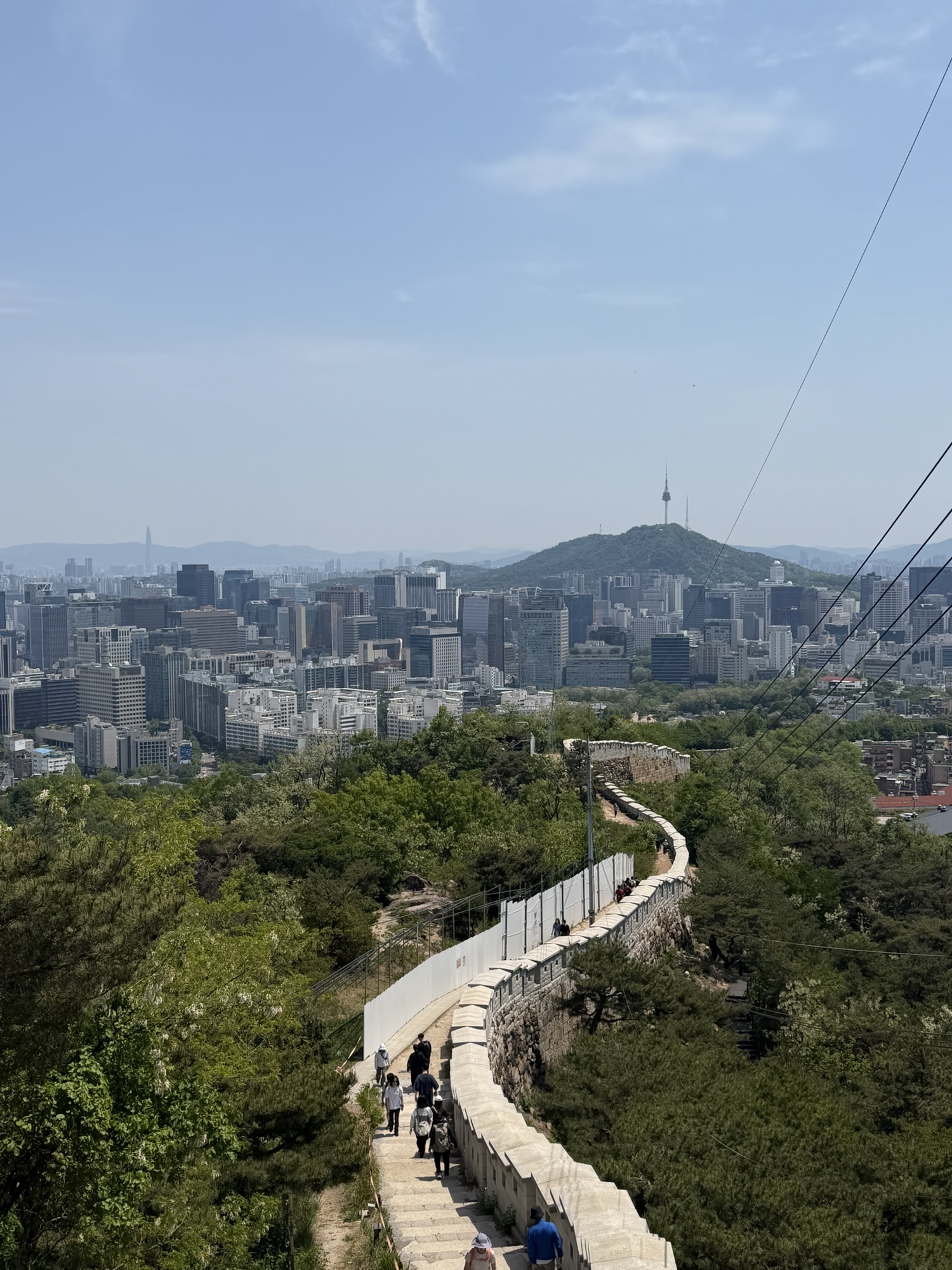 Inwangsan summit view of Seoul — Seoul Fortress Wall along the ridge with cityscape below