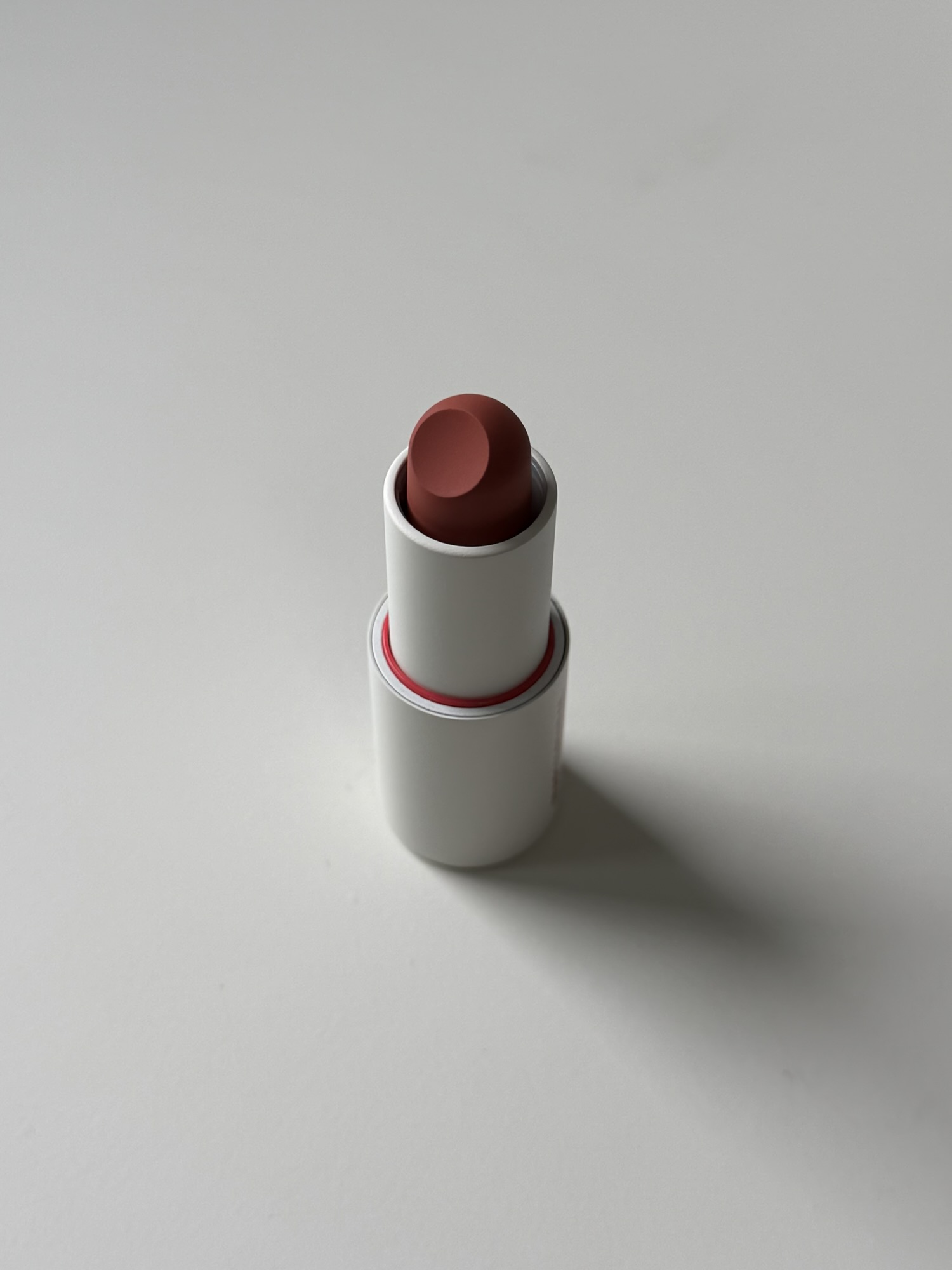 Wakemake Blurring Balm Stick bullet tip — rounded dome shape, not angled, for natural lip-following application