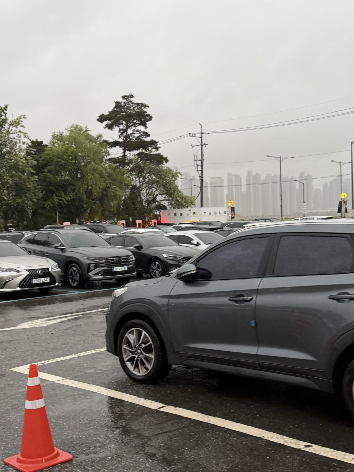 Packed parking lot at Songdo Galbi in Incheon on a rainy day — the large lot fills up fast on weekends