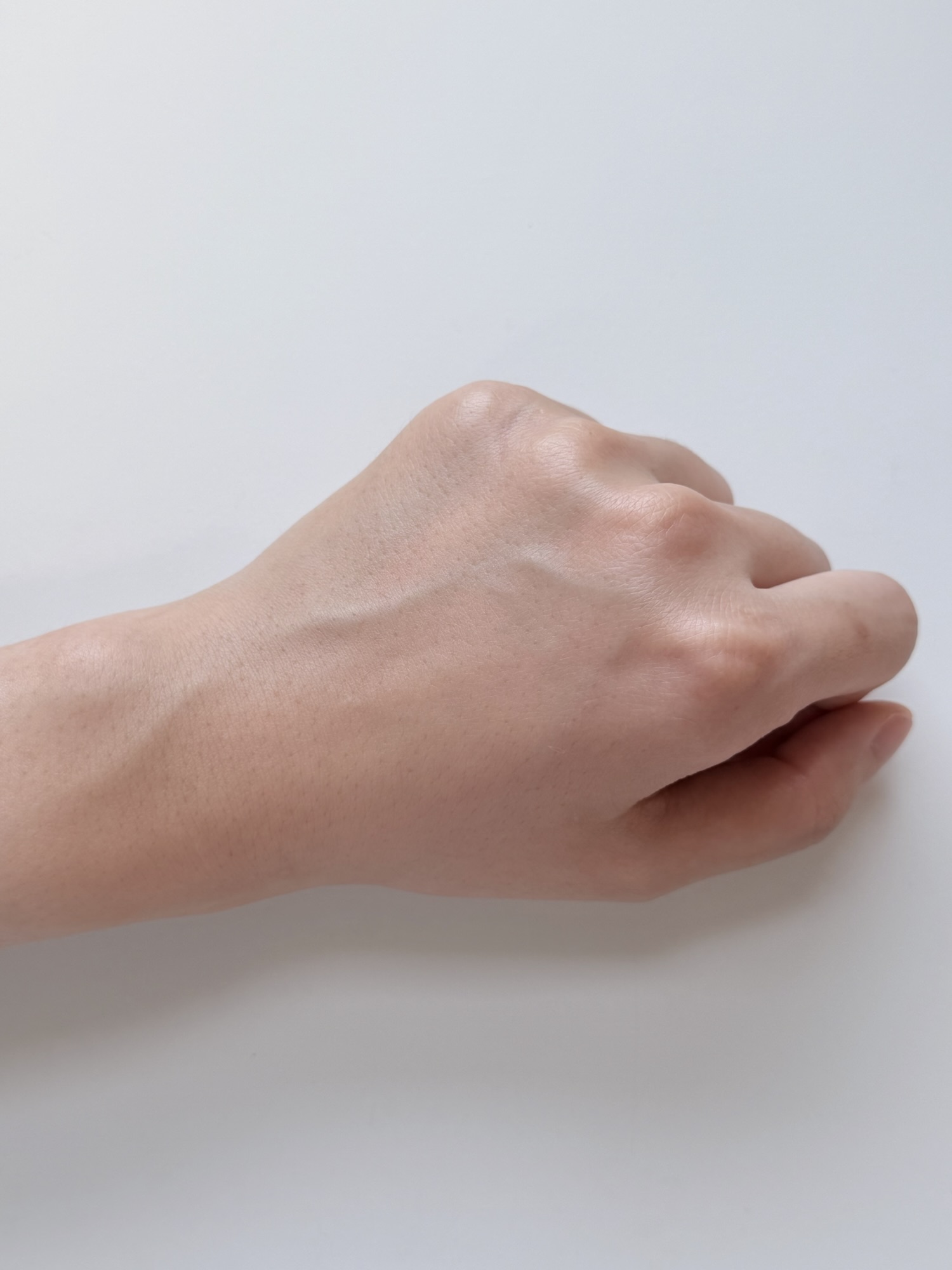 Bare hand before applying Chasing Rabbit Glow Cover Cream for tone-up and pore coverage comparison