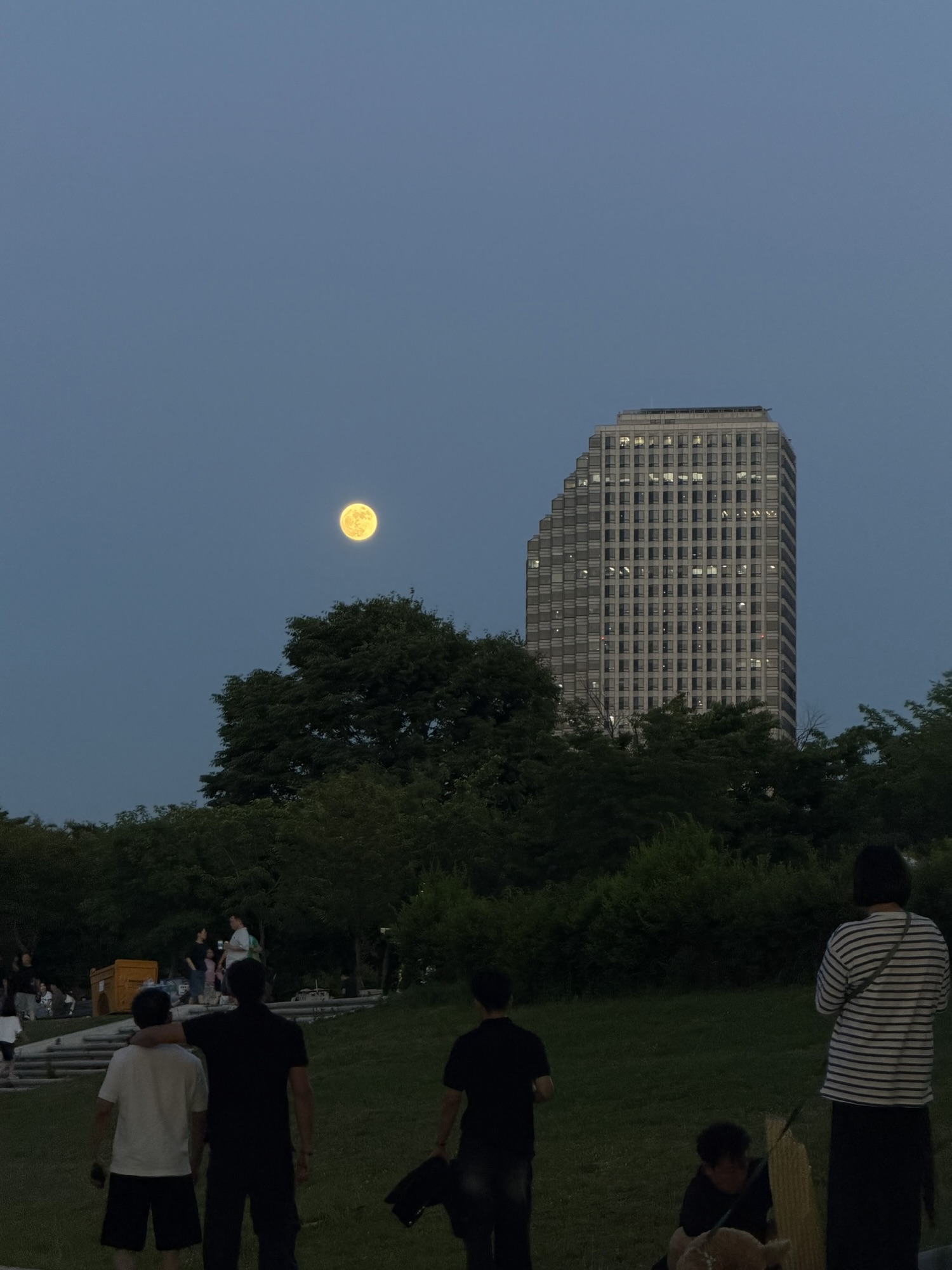 Evening moon and city view at Yeouido Hangang Park, used as a closing photo
