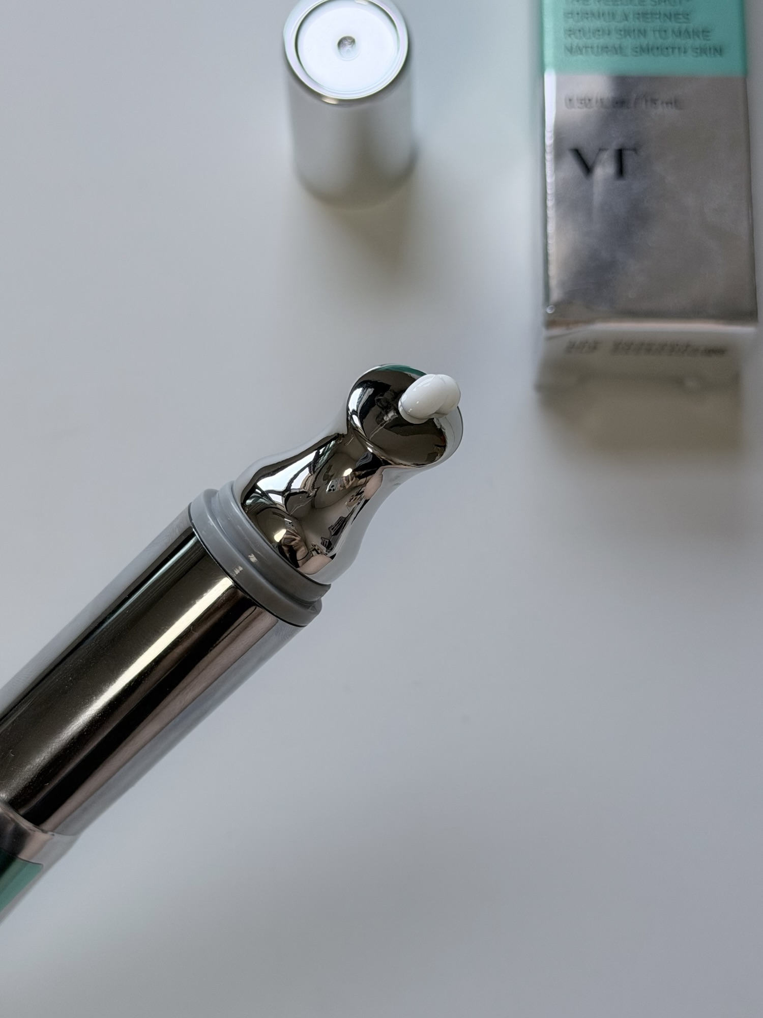 VT Eye Lifter cream dispensed onto the metal applicator tip