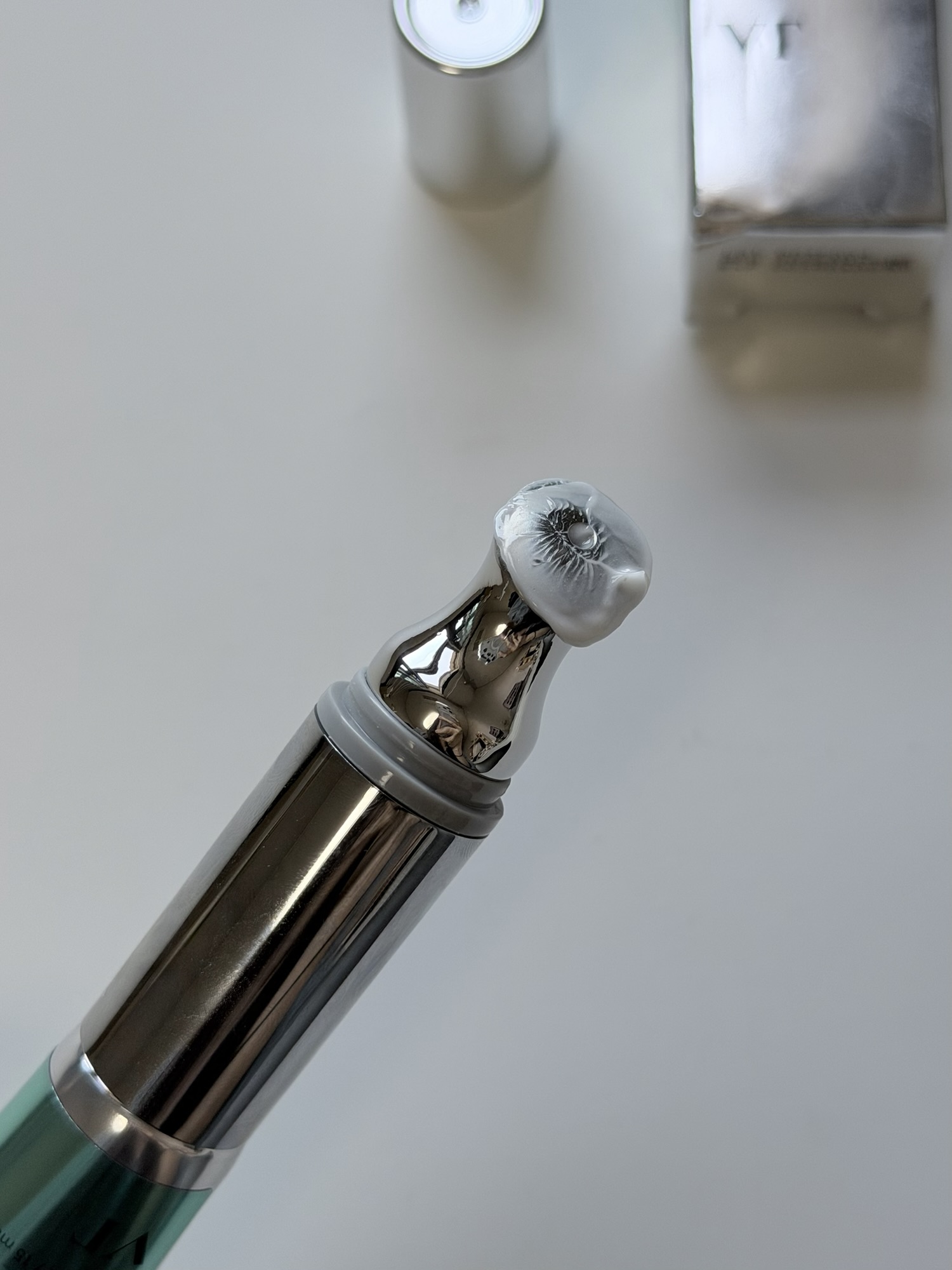 VT Eye Lifter metal applicator after use with remaining cream on the tip