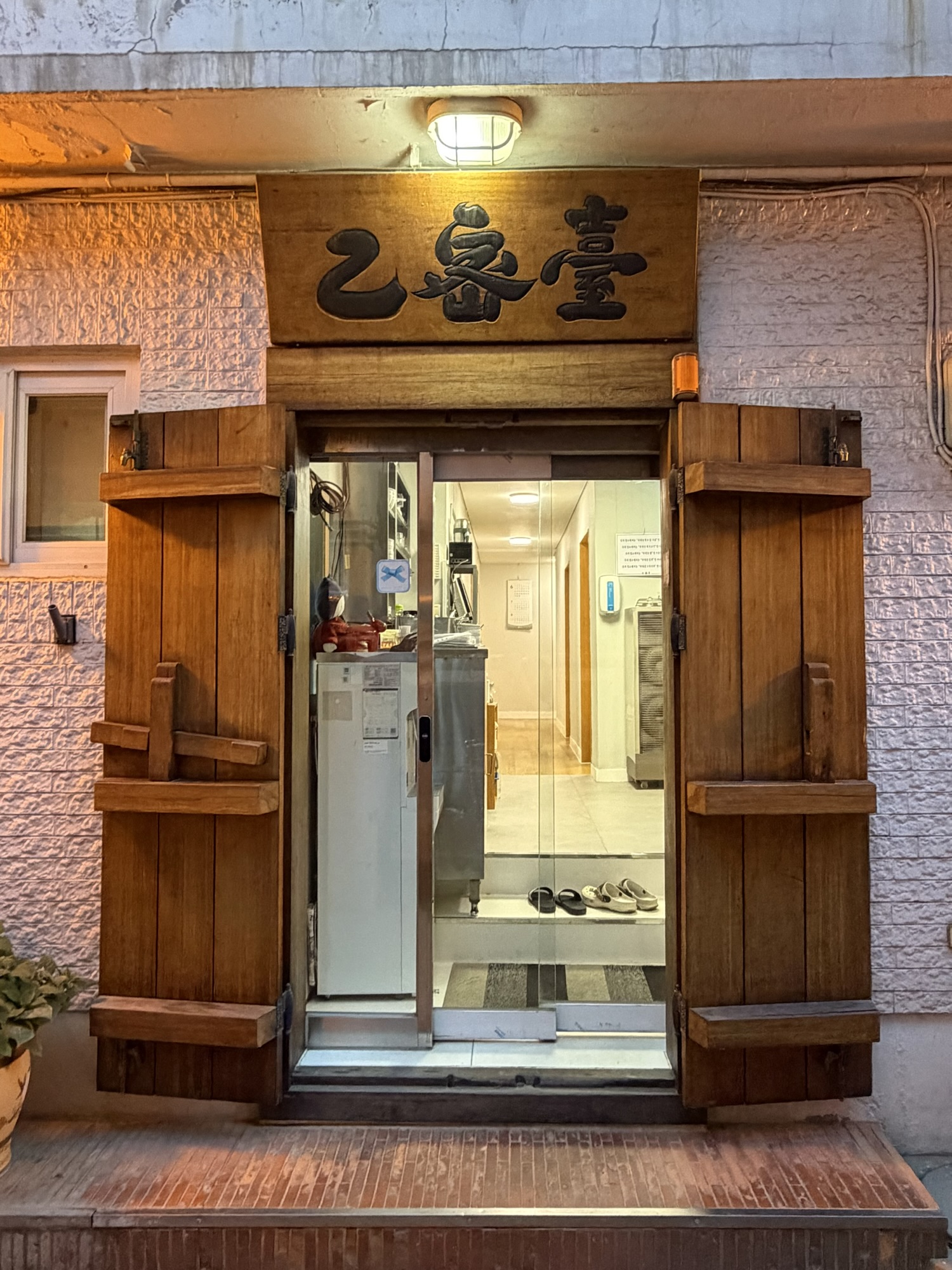Wooden entrance to a quieter side room at Eulmildae