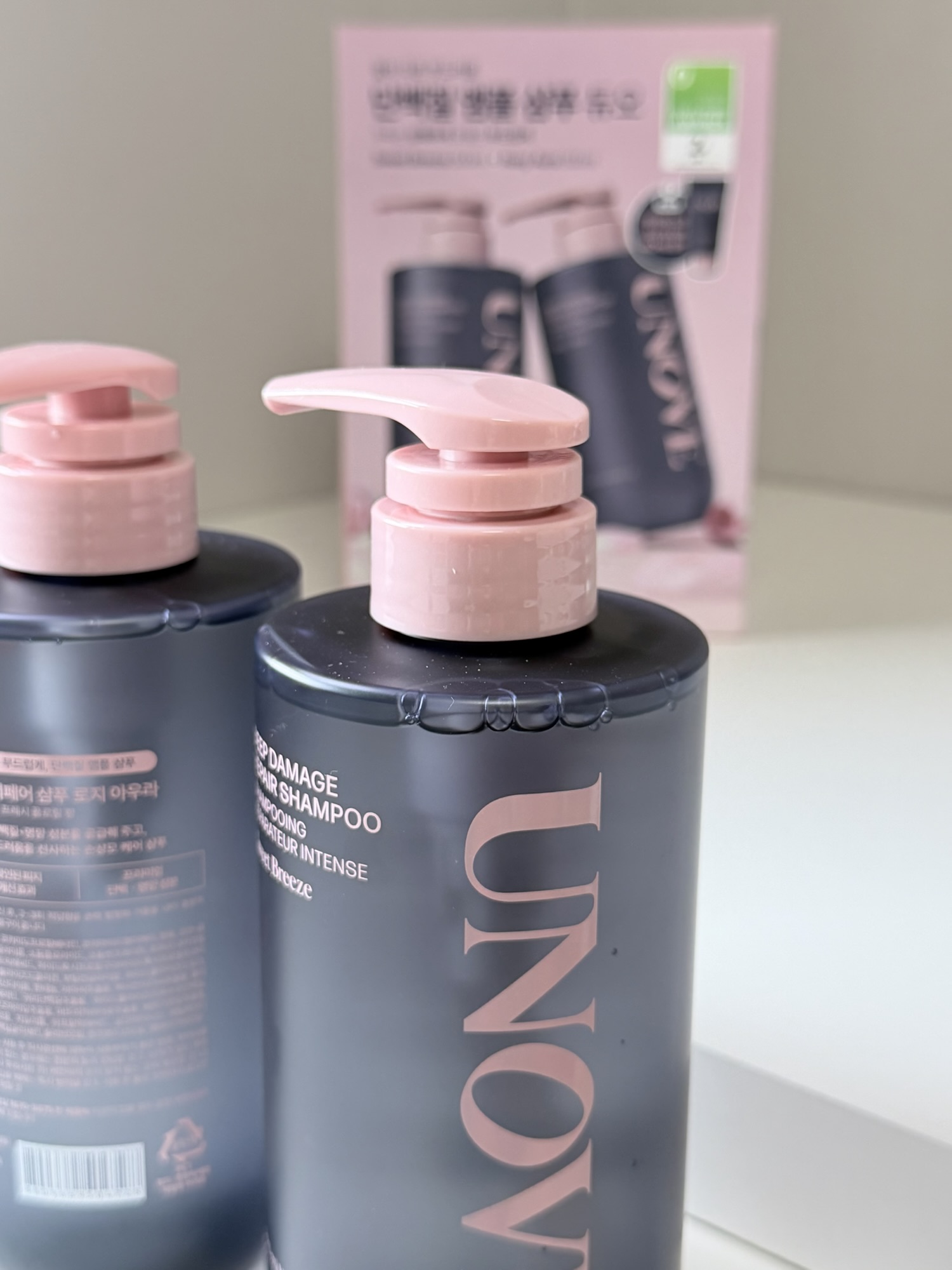 UNOVE Deep Damage Repair Shampoo clear gel texture on palm