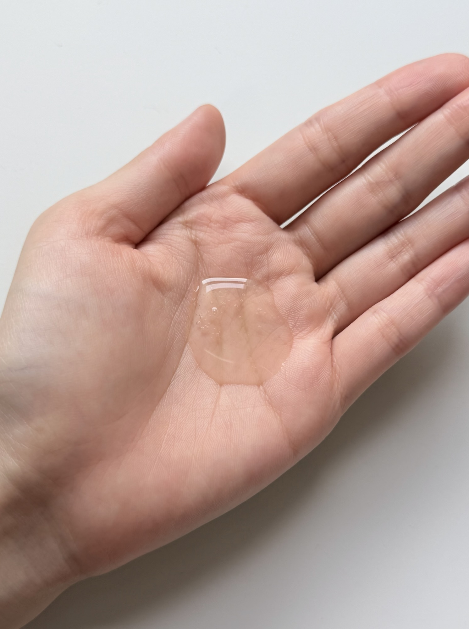 UNOVE shampoo lather on wet hand showing soft bubbles