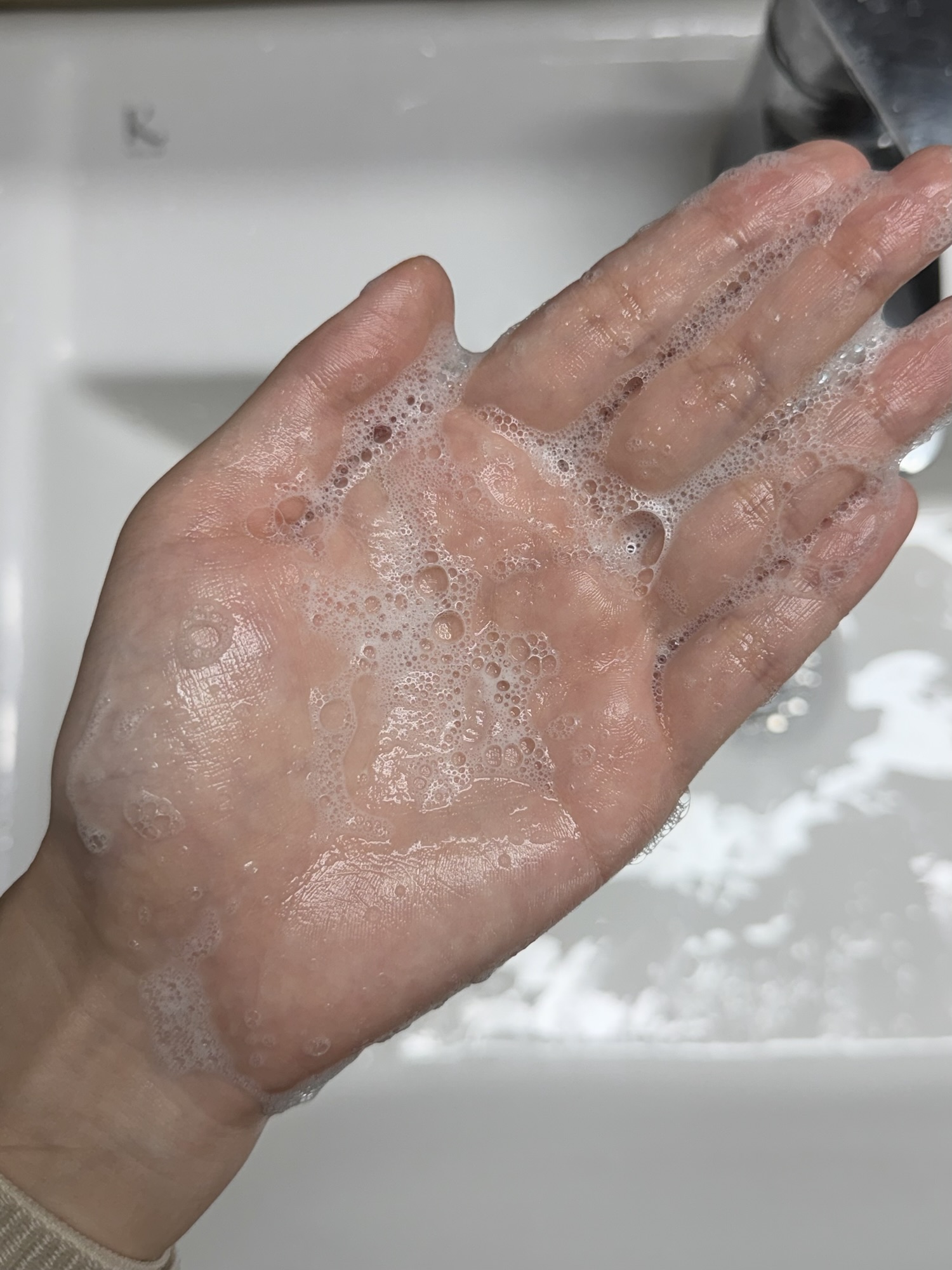UNOVE Deep Damage Repair Shampoo foam after lathering with water