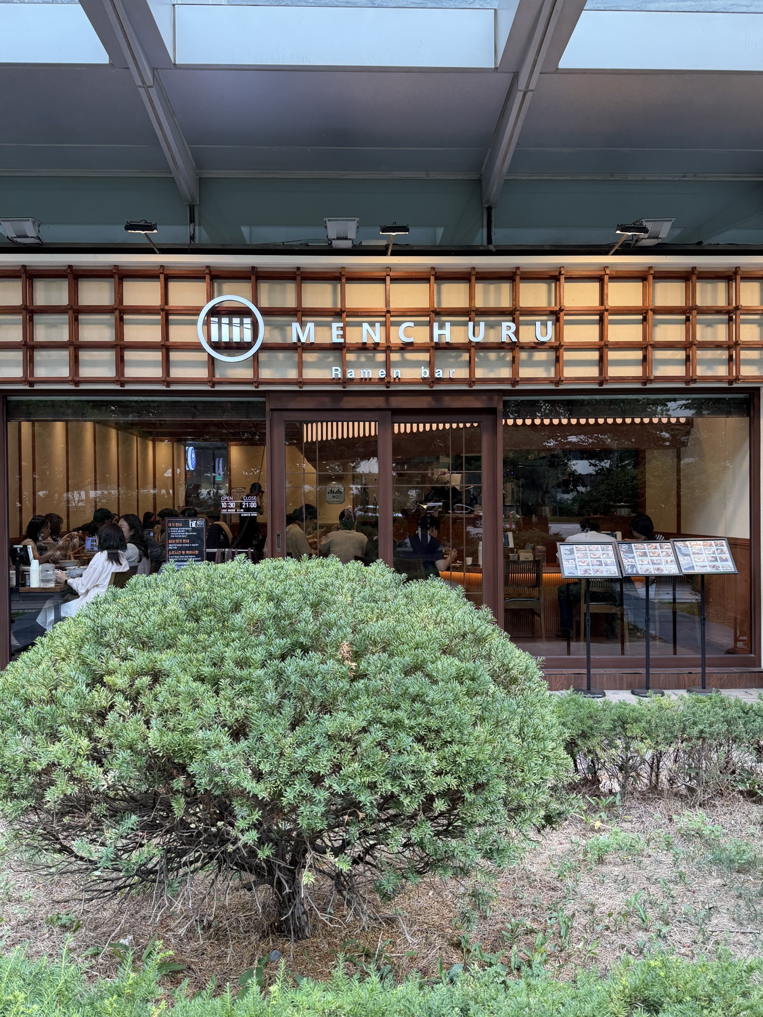 Exterior of Menchuru ramen bar in Yeouido, Seoul