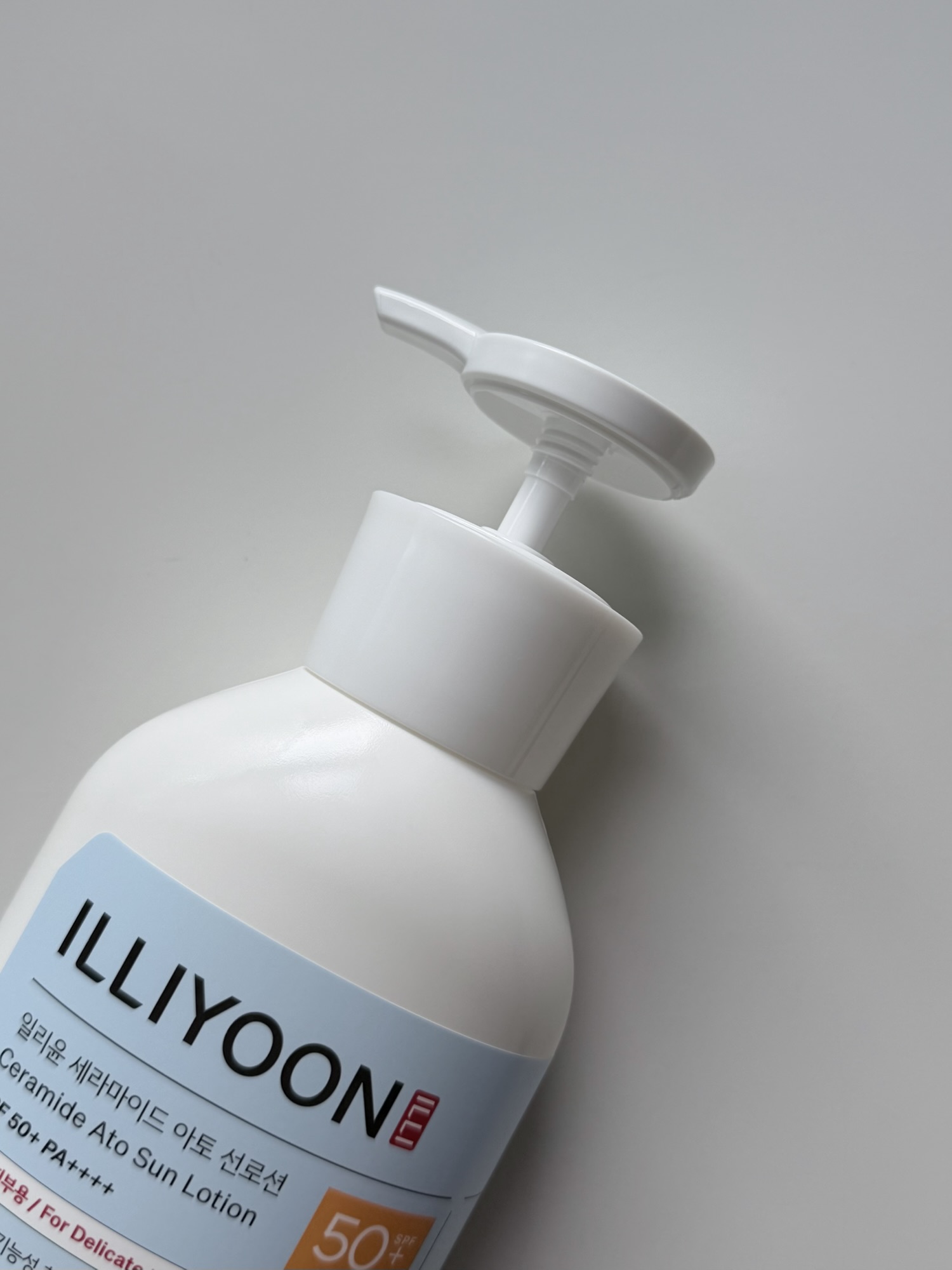 Pump top of ILLIYOON Ceramide Ato Sun Lotion bottle