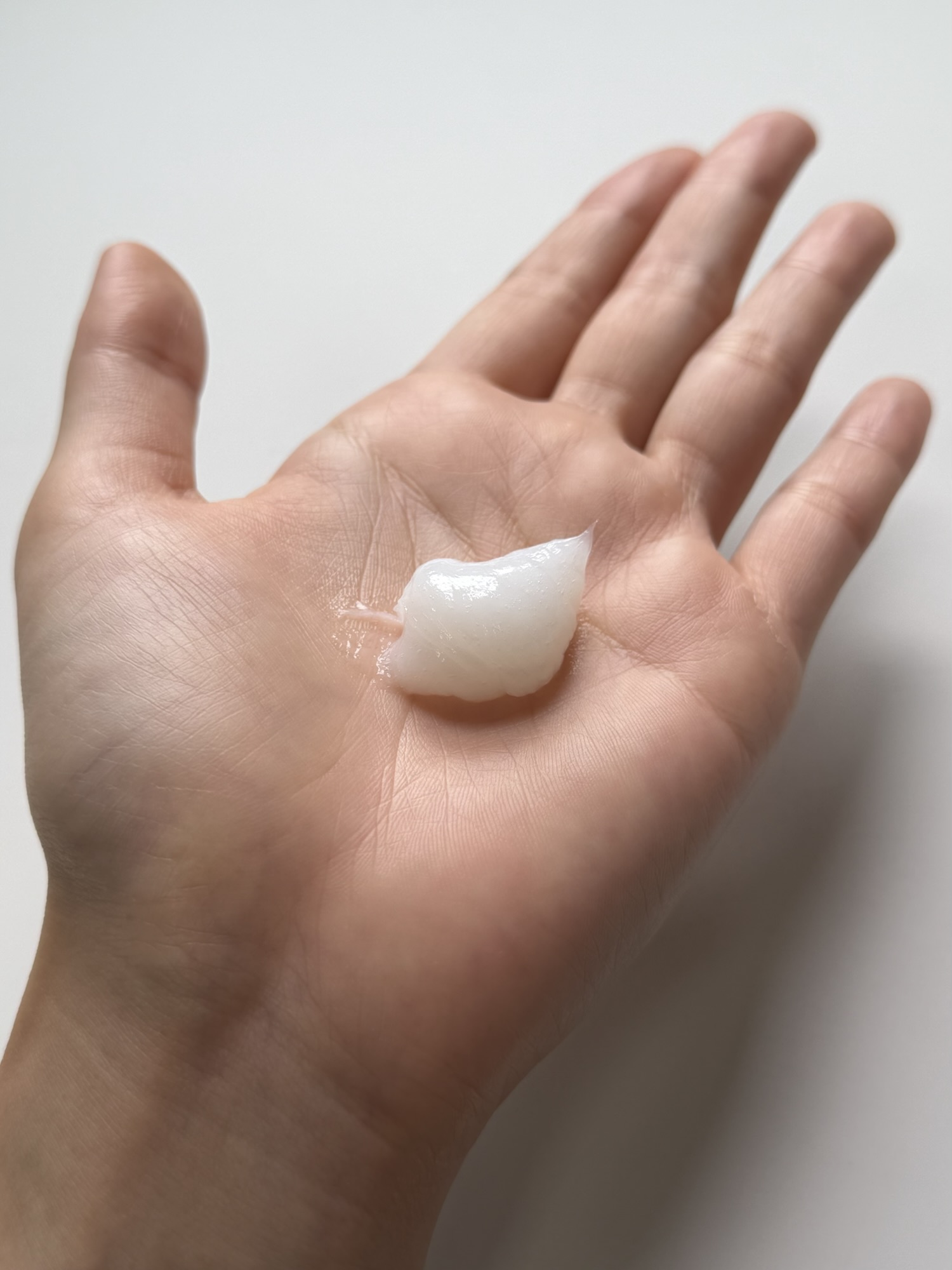 Thick UNOVE Deep Damage Repair Hair Mask texture on hand