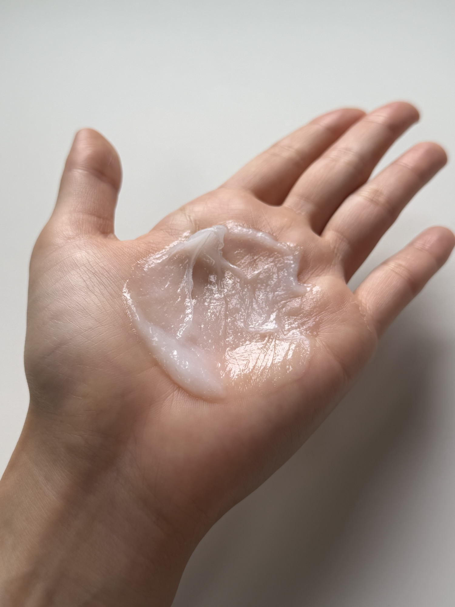 UNOVE Deep Damage Repair Hair Mask texture spread on hand