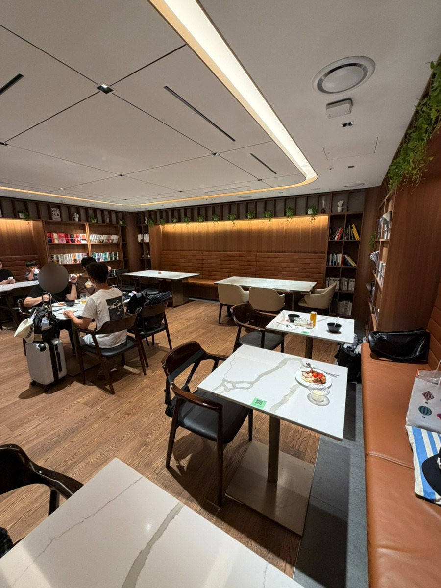 Quiet seating area inside Matina Lounge East at Incheon Airport