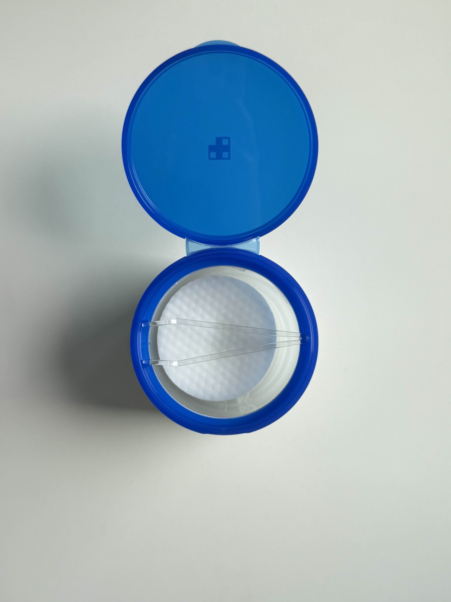 Built-in tongs inside Medicube Zero Pore Pad 2.0 container opening