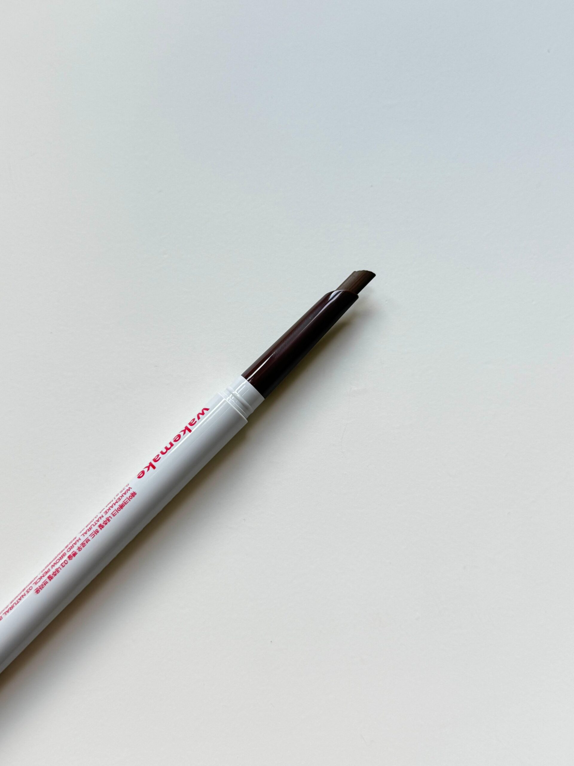 Close-up of the Wakemake brow pencil easy curve tip
