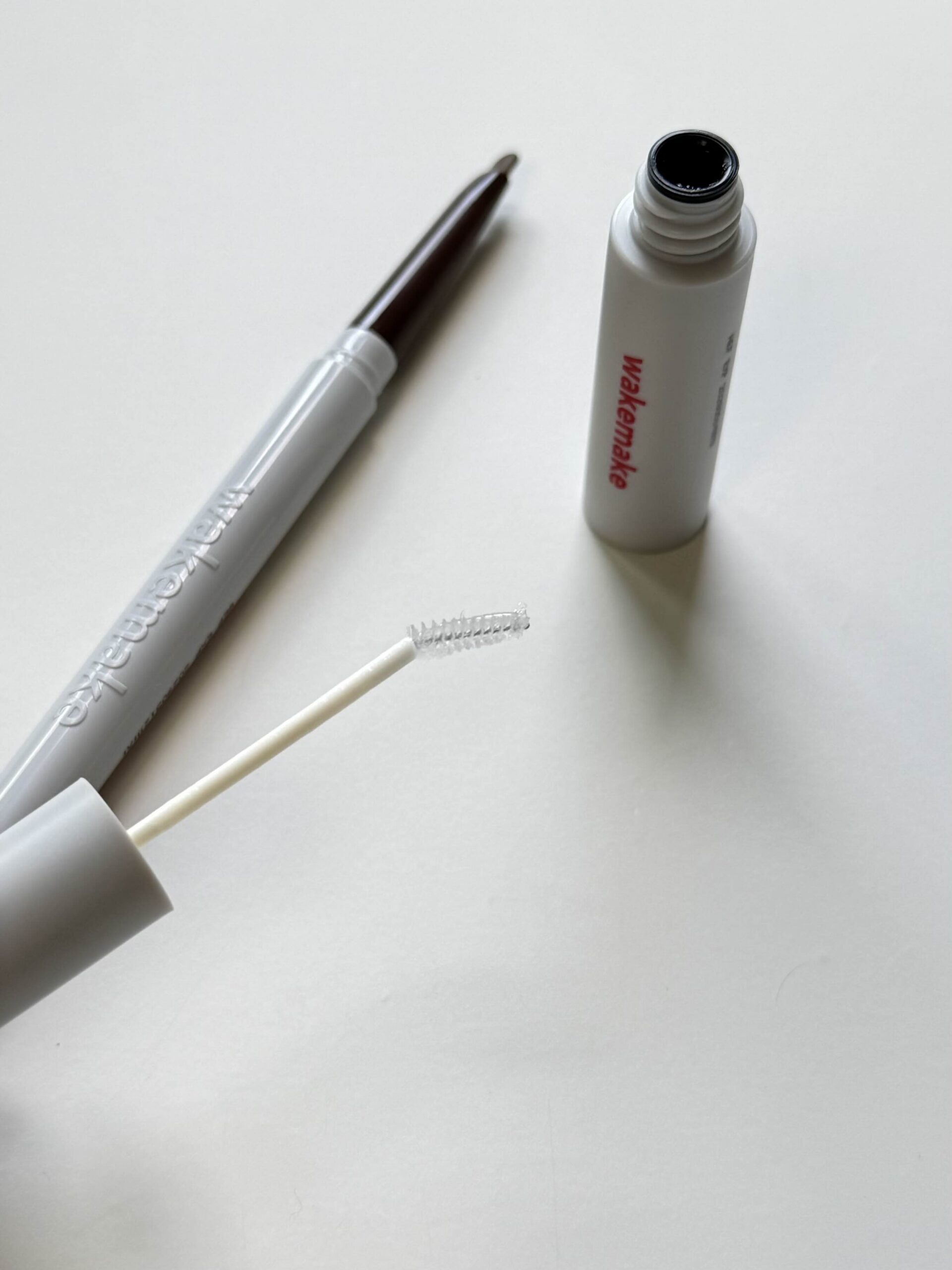 Mini brow fixer brush included with the Wakemake brow pencil set