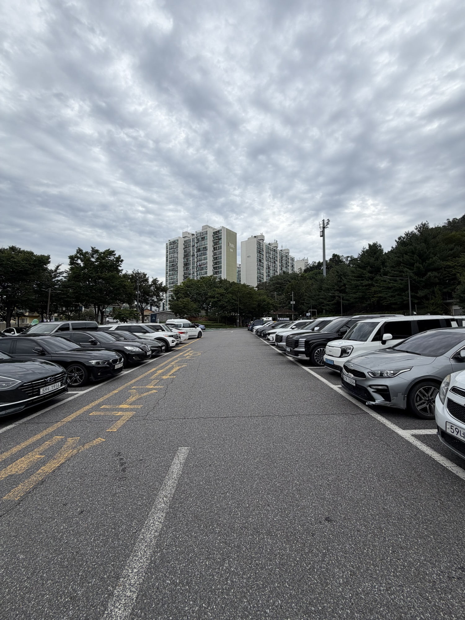 Yongma Waterfall Park parking lot near the Yongmasan trailhead