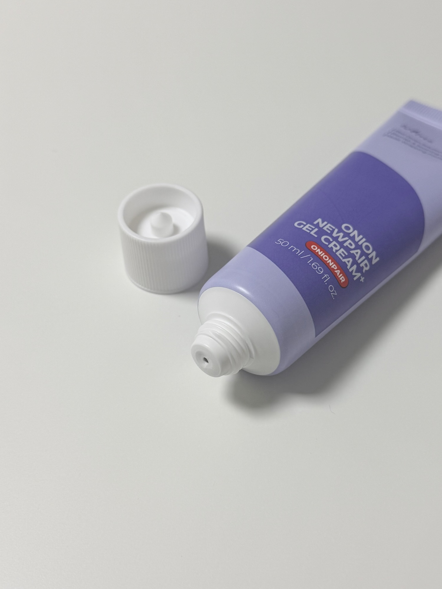 Narrow opening of the Isntree Onion Newpair Gel Cream Plus tube