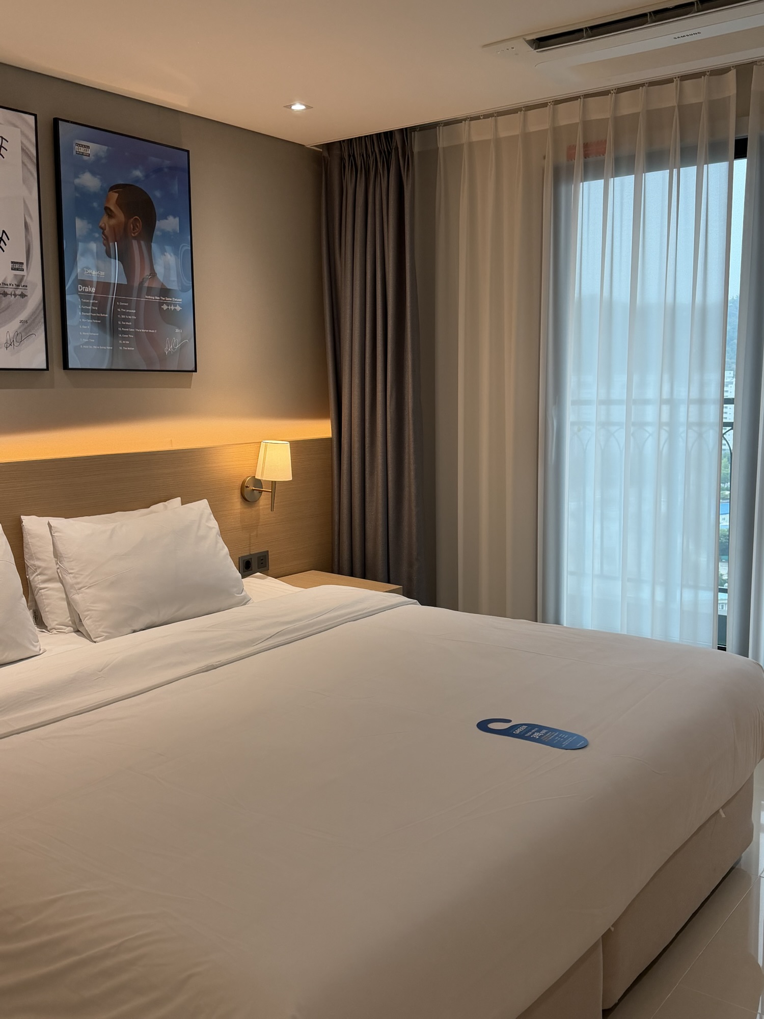 Bed and window in the Chestertons Gyeongju Standard Double room