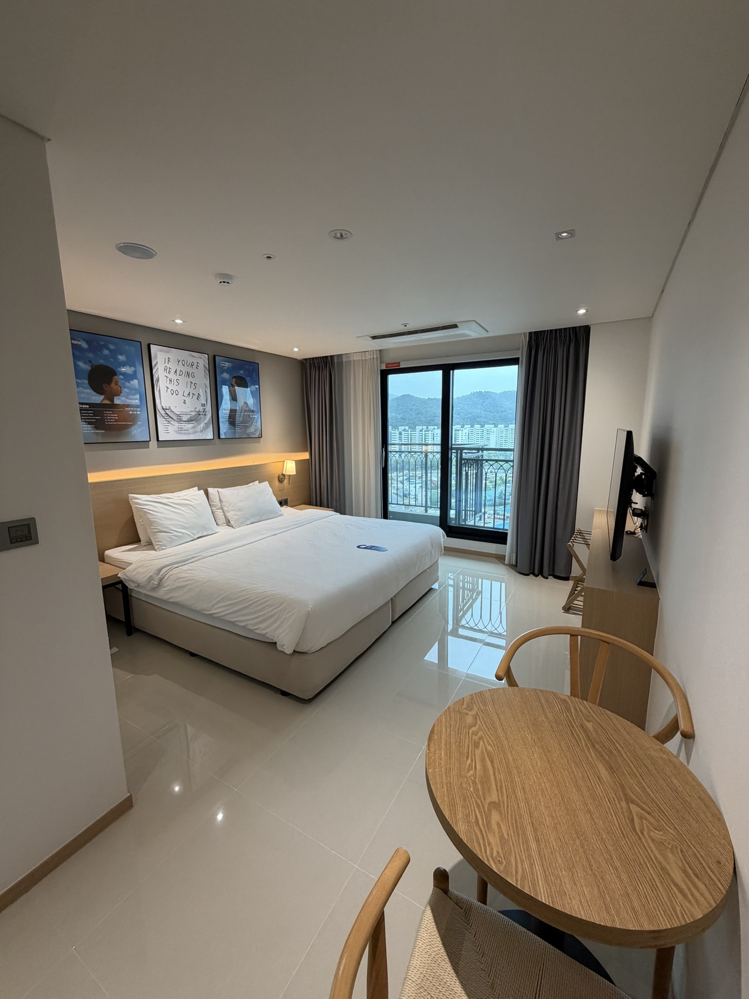 Standard Double room with a large bed and balcony at Chestertons Gyeongju