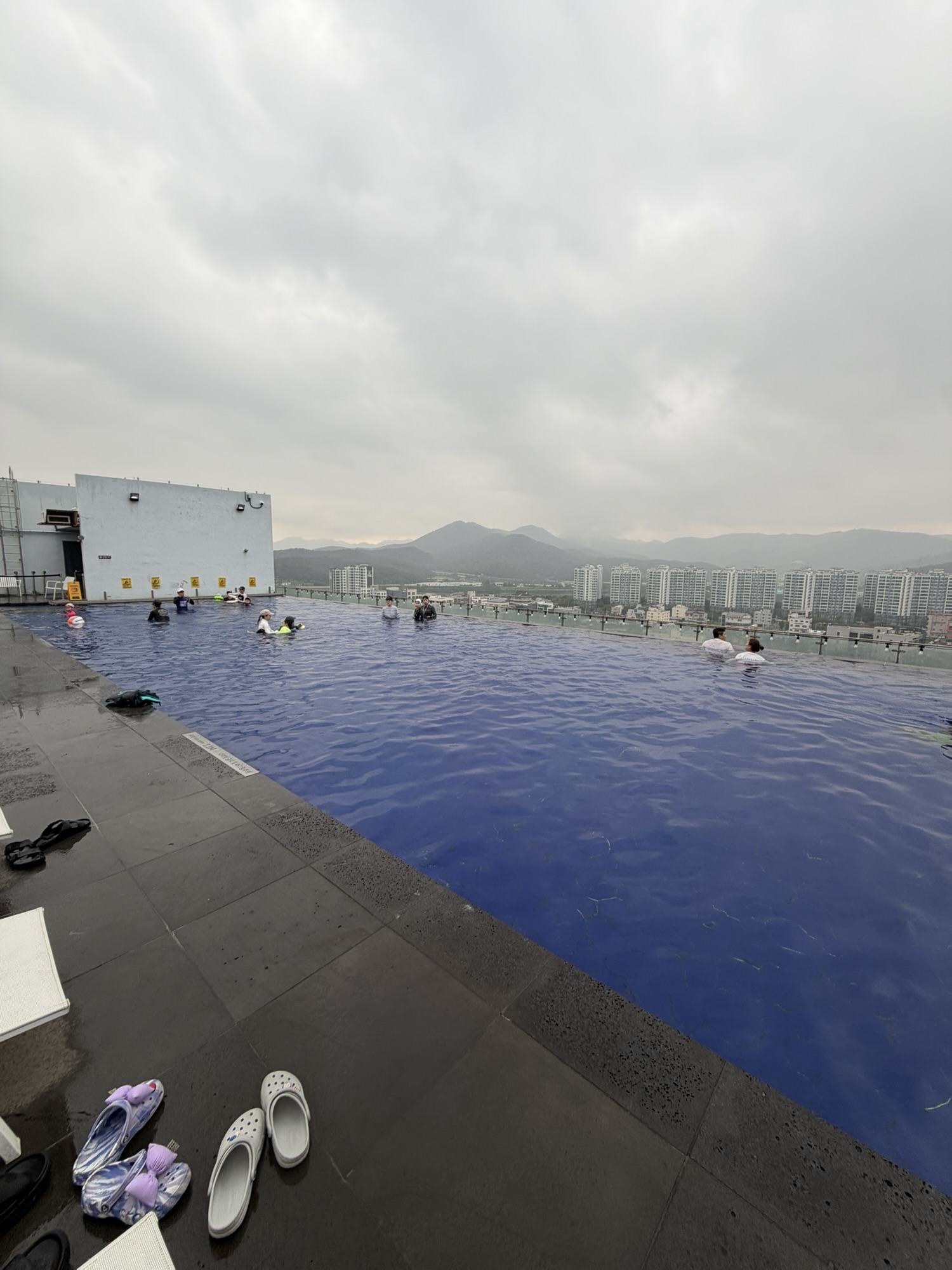 Outdoor rooftop pool at Chestertons Gyeongju on a rainy day