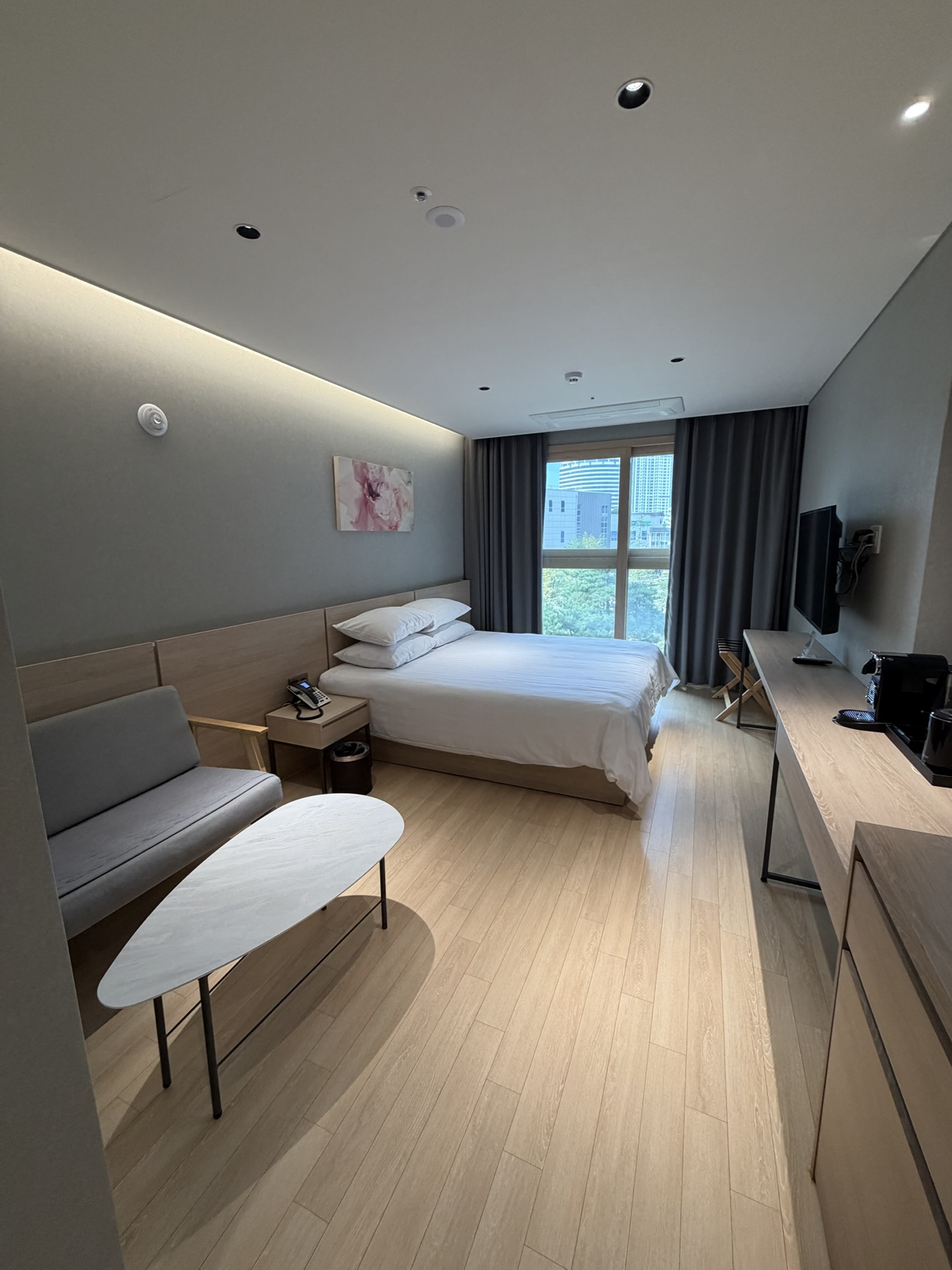 Chestertons Sokcho Standard Double room with bed, sofa and table